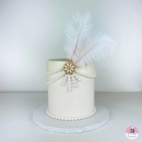 Roaring 20s cake. great gatsby party Gatsby Theme Cake, 1920 Cake Ideas, 1920s Cake Ideas, Roaring 20s Cake Ideas, Roaring 20s Birthday Cake, Gatsby Cake Birthday, Roaring 20s Cake, 1920s Cake, Great Gatsby Cake