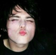 He's so cute, and for what??? 😩 Gerard Way Cute, Gee Way, Kissy Face, Gerard Way, So Cute