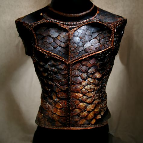 a torso armor made of snake leather and scales Leather Armor Dnd Male, Sea Armor, Snake Armor, Torso Armor, Studded Leather Armor, Dragon Scale Armor, Scale Armor, Sci Fi Armor, Dragon Hunters