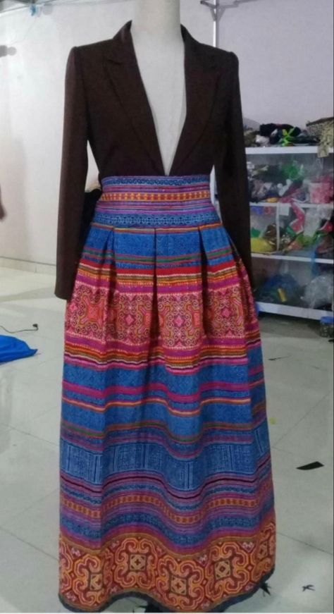 Hmong Outfits Modern, Hmong Modern Clothes Style, Hmong Clothing, Hmong Fashion, Sewing Designs, Paj Ntaub, Hmong Clothes, Thai Clothes, Design Sketchbook