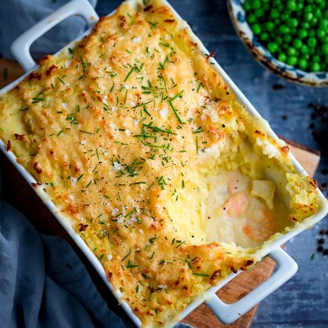 Fish Pie with Cheesy Mash Creamy Fish Pie, Creamy Fish, Creamy Tuna Pasta, Leek Pie, Irish Recipes Traditional, Irish Cuisine, Pan Fried Salmon, Hearty Comfort Food, Fish Pie