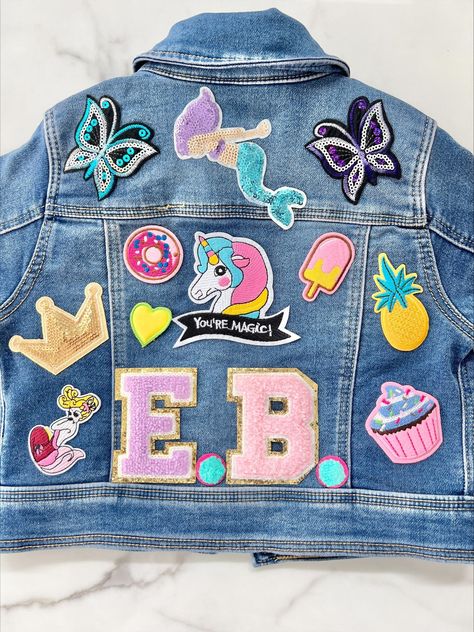 Girls Jean Jacket With Patches, Jacket Decoration Ideas, Jean Jacket With Patches, Denim 2023, Denim Jacket With Patches, Customised Denim Jacket, Jacket With Patches, Jean Jacket Patches, Custom Jean Jacket