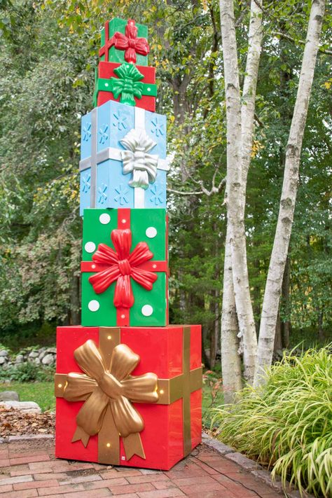 Stacked Presents Display, Christmas Photo Set Up Outdoor Diy, Giant Christmas Tree Outdoor, Diy Huge Christmas Decorations, Giant Christmas Present Decoration, Christmas Giant Decorations, Extra Large Christmas Decorations, Giant Presents Decoration, Christmas Present Arch