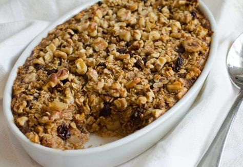 Amish-Style Baked Oatmeal with Apples, Raisins & Walnuts Baked Oatmeal With Apples, Oatmeal With Apples, Amish Baked Oatmeal, Oatmeal How To Make, Baked Apple Oatmeal, Baked Oatmeal Recipes, Apple Oatmeal, Amish Recipes, Spiced Apples