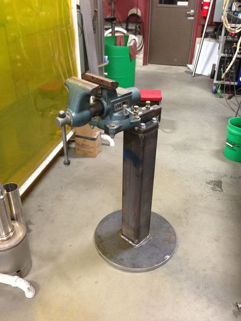 Homemade Glass Cleaner, Tool Garage, Grinder Stand, Welding Shop, Welding Cart, Tool Stand, Tool Storage Diy, Blacksmith Tools, Blacksmith Shop