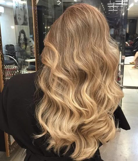 balayage Warm Blonde Hair, Pump Up The Volume, Rambut Brunette, Golden Blonde Hair, Vlasové Trendy, Spring Hair Color, Honey Blonde Hair, Blonde Hair Inspiration, Honey Hair