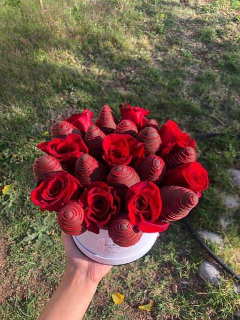 Bouquet Of Strawberries, Strawberry Bouquet Valentines, Strawberry Bouquet Diy, Dessert Bouquet, Valentines Strawberries, Chocolate Strawberries Bouquet, Strawberries Ideas, Strawberry Bouquet, Valentine Strawberries