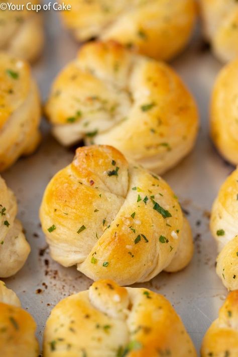 Easy Restaurant Style Garlic Knots - Your Cup of Cake Garlic Twist, Cup Of Cake, Winter Appetizers, Croissant Roll, Fancy Salads, Garlic Knots Recipe, Garlic Rolls, Pillsbury Dough, Crescent Recipes