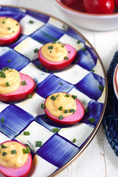 Red Beet Pickled Deviled Eggs - The Suburban Soapbox Beet Deviled Eggs, Pickled Deviled Eggs Recipe, Beet Recipes Healthy, Dyed Deviled Eggs, Pickled Deviled Eggs, Colored Deviled Eggs, Easy Egg Recipes, Best Deviled Eggs, Deviled Eggs Classic