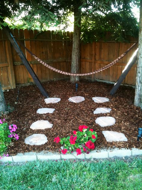 Backyard Hammock... this kind of looks like our backyard- fenced in, lots of trees and shade. Hammock Posts, Hammock Ideas, Backyard Hammock, Diy Hammock, Backyard Trees, Hammock Stands, Backyard Shade, Small Patio Garden, Meditation Garden