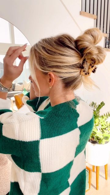 Abby Hoskins on Instagram: "For you gals with regular hair like me, this one is for you!! No extensions, just smart styling 🙌🏻. I’m guilty of throwing my hair into that first claw hairstyle… it’s fast and easy. I figured there had to be a better way!!! Two stacked buns, ends left out and stretched to maximize volume. Claw goes right over the second elastic and you’re left with some cute ends coming out of the bottom and a massive amount of volume on top. Actually took me one minute to style s Extension Updo Hairstyles, Stacked Buns Hairstyle, Quick Medium Length Hairstyles, Work Bun Hairstyles, Work Hair Updo, Cute Fast Hairstyles, Fast Bun Hairstyles, Top Bun Hairstyles, Fast Easy Hairstyles