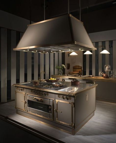 Officine Gullo, Commercial Kitchen Design, Oven Stove, Luxury Kitchen Design, Luxury Kitchens, Kitchen Fittings, Commercial Kitchen, Luxury Kitchen, Beautiful Kitchens