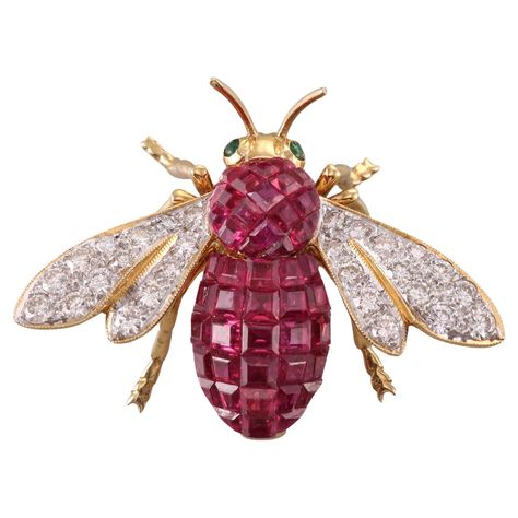 Adorable 18k yellow gold bee brooch, by Italian designer Sabbadini. Featuring invisible set rubies and approximately 0.80ctw in G/VS diamonds, with emerald eyes. The brooch measures 1 1/8" x 1.5". Marked 18k and with Sabbadini hallmark. Weight of the piece - 10.9 grams. Gold Orchid, Emerald Eyes, Pink Life, Bee Brooch, Insect Jewelry, Gold Bee, Animal Brooch, Art Nouveau Jewelry, Bee Earrings