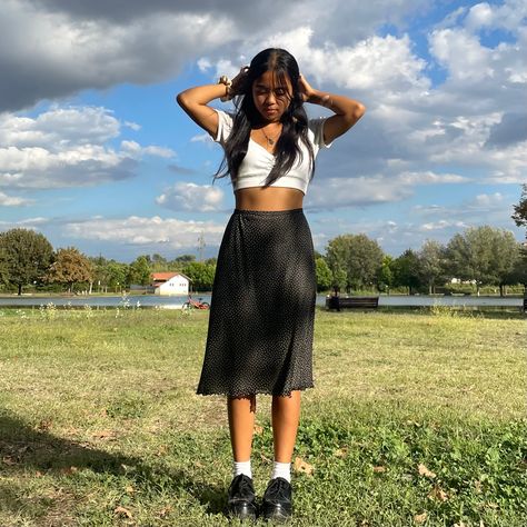 midi black skirt outfit with white top and black platforms Black Medium Skirt Outfit, Knee Length Skirt Outfit Aesthetic, Emilia Core, Knee Length Skirts Outfits, Black Midi Skirt Outfit, Crochet Midi Skirt, Crochet Baby Romper, Converse Fits, Skirt Outfits Aesthetic