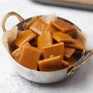 Homemade Butterscotch Candy Recipe Old Fashion Candy, Butterscotch Fudge, Homemade Butterscotch, Sticky Candy, Butterscotch Recipes, Butterscotch Bars, Hard Candy Recipes, Christmas Dessert Ideas, Butterscotch Candy