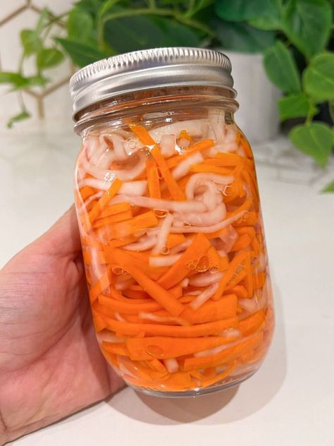 Pickled Carrots and Daikon (Vietnamese Đồ Chua) - FeedMi Pickled Carrots And Daikon, Daikon Recipe, Pickled Daikon, Julienne Peeler, Pickled Carrots, Sprinkle Salt, Marinated Beef, Pickled Veggies, Vietnamese Cuisine