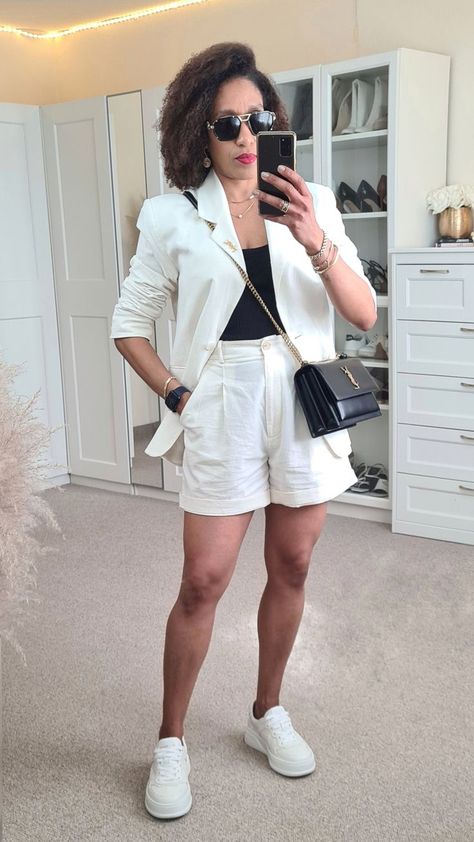 Black Linen Shorts Outfit, Short Women Outfits, Linen Shorts Outfit, Outfit Black And White, Tennis Shoe Outfits Summer, White Linen Suit, Suit Shorts, Tennis Shoes Outfit, Shorts Outfits Women