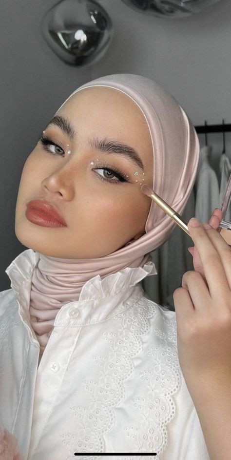 Wedding Makeup Hijab, Kostum Dance, Make Up Hijab, Wedding Korea, Hijab Makeup, Concert Makeup, Party Makeup Looks, Wedding Eye Makeup, Rhinestone Makeup