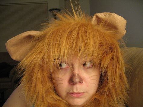 home made cowardly lion..Using a hoodie?  Don't let me forget it's Florida and a good 85 degrees Halloween night. :( Cowardly Lion Halloween Costume, Lion Costumes, Lion Costume Diy, Cowardly Lion Costume, Vampire Costume Diy, Lion Halloween Costume, Lion Halloween, Pirate Costume Diy, Lion King Costume