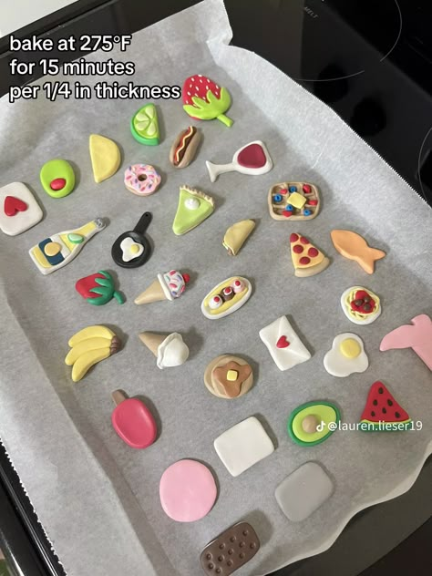 Oven Bake Clay Gift Ideas, Easy Clay Fridge Magnets Diy, Play Dough Ideas Crafts, Easy Clay Magnet Ideas, Cute And Easy Clay Ideas, Clay Magnets Food, Polymer Clay Fridge Magnets Diy, Clay Things To Make Easy, Baking Clay Ideas