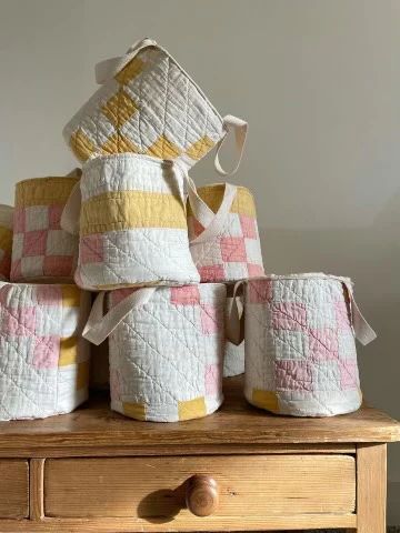 Diy Christmas Gifts Sewing Projects, Quilted Basket Pattern, Easter Quilting Projects, Vintage Quilts Repurposed, Recycled Quilts Ideas, Crafts With Old Quilts, Old Quilt Crafts, Repurpose Quilts Ideas, Vintage Fabric Projects