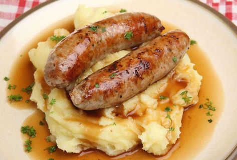 Classic British recipe. Traditional Irish Stew, Full Irish Breakfast, Sausage And Mash, Potato Gravy, British Dishes, Bangers And Mash, Making Mashed Potatoes, Vegan Sausage, English Food