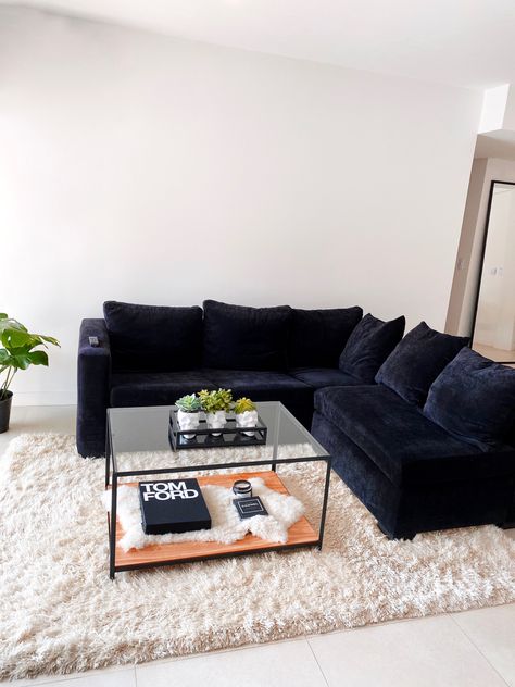 Living deco. Black, green, plants, white Black And Green Living Room Ideas, Living Room Black Couch, Tom Ford Book, Black Couch, Black Couches, Living Room Black, Green Couch, Black And White Pillows, White Carpet