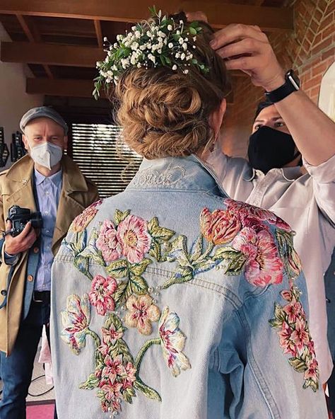 Bride Embroidery, Painting On Fabric, Embellished Denim Jacket, Contemporary Bride, Embellished Clothing, Embroidered Denim Jacket, Denim Ideas, Design Painting, Embellished Denim