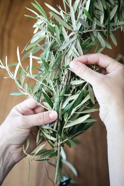 DIY Simple Olive Garland Centerpiece - Hither & Thither - maybe Teal will help?! can be done a few days in advance. Wedding Table Runner Ideas, Olive Garland, Olive Branch Garland, Ramo Bouquet, Table Runner Ideas, Garland Centerpiece, Olive Branch Wedding, Small Wedding Bouquets, Wedding Table Runner