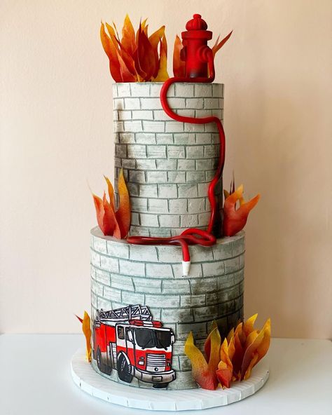 Cake Fireman, Firefighter Cake, Men Cakes, Fire Fighter Cake, Fondant Torte, Fireman Cake, Fire Cake, Cookie Recipes Decorating, Cookie Cake Recipe