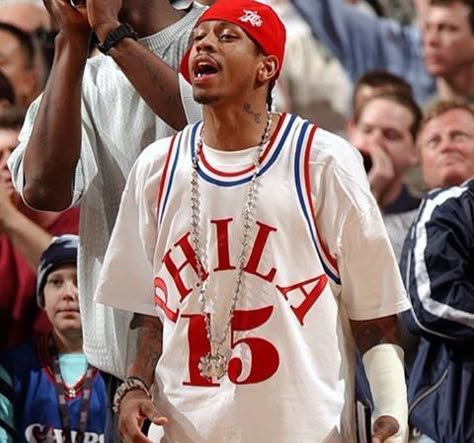 Looks Hip Hop, Estilo Cholo, Bola Basket, Nba Fashion, 90s Hip Hop Fashion, Basketball Photography, Nba Pictures, Allen Iverson, Street Fashion Men Streetwear