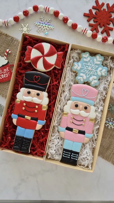 Nutcracker Christmas Cookies, Nutcracker Cookies Royal Icing, Nutcracker Decorated Cookies, Nutcracker Cookies Decorated, Nutcracker Cookies, Christmas Sugar Cookie Designs, Christmas Cookie Icing, Christmas Cookies Packaging, Christmas Cupcakes Recipes