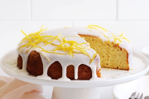 The air fryer cuts down on baking time and keeps this cake deliciously moist – win, win! Air Fryer Recipes Sweet, Coconut Custard Cake, Air Fryer Cakes, Cheese Puffs Recipe, Freezer Cookies, Air Fryer Cake Recipes, Air Fryer Cake, Milkshake Maker, Mini Pie Recipes