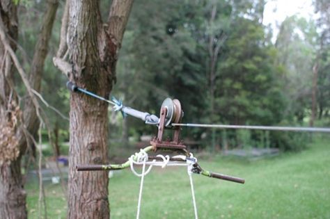 A home made flying fox (zip line), strung between a couple of trees in the backyard, is a simple and fun piece of play equipment that kids will love. Diy Zipline, Kids Zipline, Zip Line Backyard, Diy Kids Playground, Village Kids, Tree Fort, Flying Fox, Tree House Kids, Cool Tree Houses