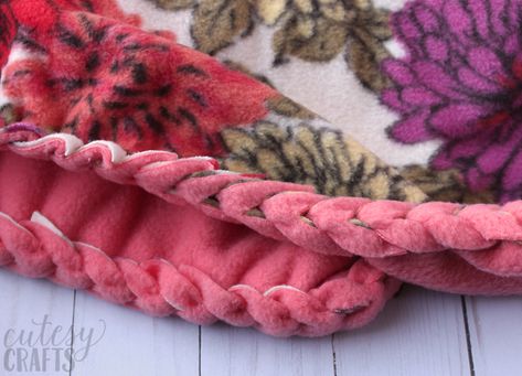 How to Make a No-Sew Fleece Blanket with Braided Edge Braided Fleece, Fleece Blanket Diy, Fleece Projects, No Sew Fleece Blanket, No Sew Blankets, Braided Rug Diy, Fleece Tie Blankets, Tie Blankets, Sewing Fleece