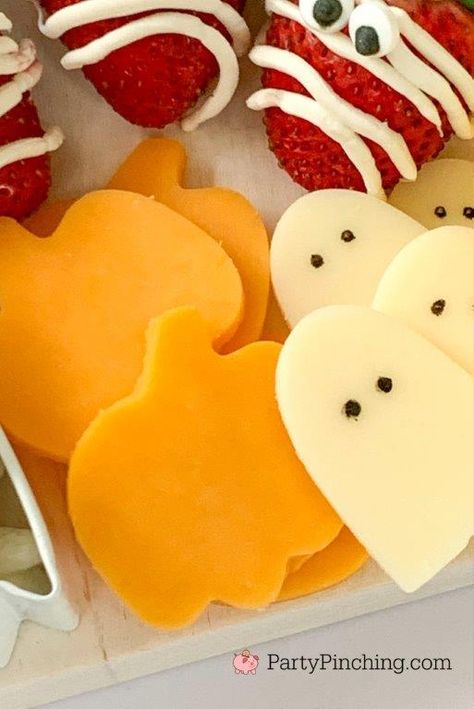 Halloween Cheeseboard Ideas, Halloween Chauctier Board Ideas, Halloween Cheese Board Kids, Halloween Cheese And Cracker Platter, Halloween Charcuterie Board Ideas Kids, Charcuterie Board Ideas Themes, Spook Cuterie, Ghost Charcuterie Board, Kids Halloween Charcuterie Board