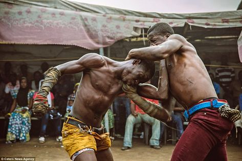 Dambe - the brutal West African form of boxing that is centuries old | Daily Mail Online Combat Art, Action Poses, African Culture, West Africa, Muay Thai, Kickboxing, Taekwondo, Kung Fu, Arsenal