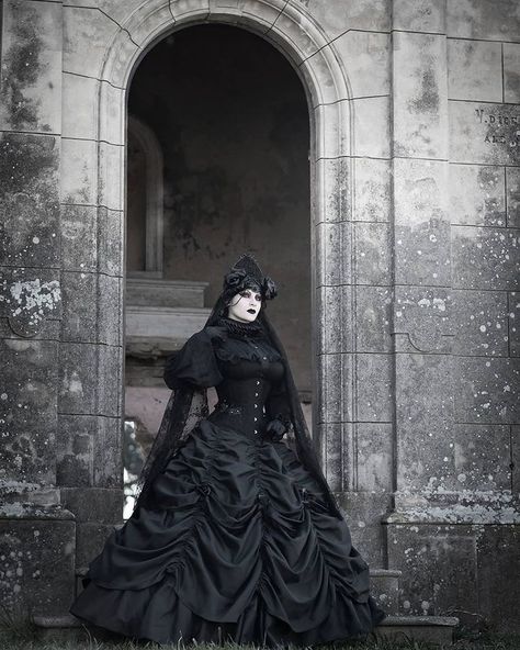 Melyna Aelyssxenia on Instagram: “. . . Gracias @signofotografia . . #goth #gothic #widow #gothwidow #gothicvictorian #gothicromantic #dark #cementery #gothicvictorian…” Anglo Gothic Aesthetic, Gothic Aesthetic Outfit, Anglo Gothic, Dark Fashion Photography, Black And White Crop Tops, Gothic Models, Goth Wedding, Victorian Costume, Romantic Goth