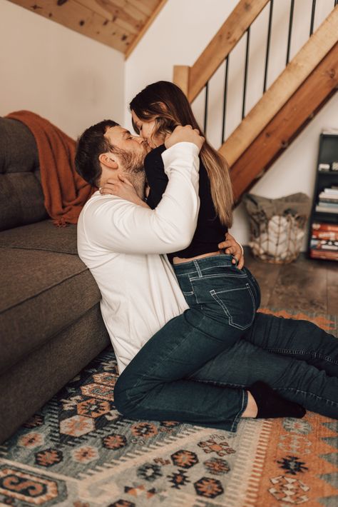 Cozy Couple Pictures, Cabin Couple Pictures, Intimate Couple Pose, Cabin Photoshoot, Couples Photoshoot Poses Romantic, Cabin Pictures, Video Couple, Lakshmi Photos, Couple Inspiration