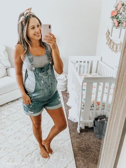 Late Summer Maternity Outfits, Maternity Summer Casual Outfit, Maternity Overalls Outfit Summer, Pregnant Overalls Outfit, Maternity Easter Outfit, Comfy Pregnancy Outfits Summer, Pregnancy Overall Outfits, Maternity Overalls Outfit, Western Maternity Clothes