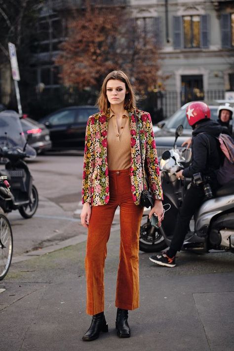 20 Fashionable Fall Street Style Outfit Ideas for 2024 – Trends and Inspirations for Women Vintage Colourful Outfits, Maximalist Outfits Street Style, Trendy Eclectic Outfits, Maximalist Professional Outfits, Middle Eastern Style Fashion, Maximalist Work Outfit, Maximalist Street Style, Eclectic Winter Outfit, Eclectic Fashion Vintage