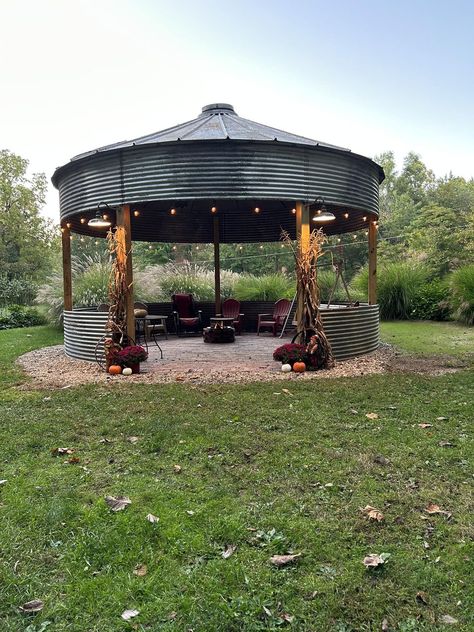 Outdoor Silo Gazebo, Grain Bins Repurposed, Silo Outdoor Area, Corn Crib Ideas, Grain Bin Ideas, Grain Bin Bar, Grain Bin Gazebo, Grain Bin House, Corn Crib