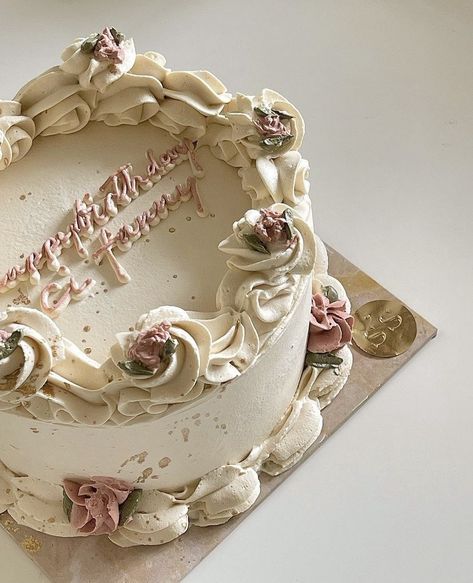 Vintage Cakes Aesthetic, Cake Designs Vintage, Vintage Birthday Cake Aesthetic, Birthday Cakes Aesthetic, Aesthetic Bday Cakes, Simple Vintage Cake, Vintage Cake Aesthetic, Vintage Heart Cake, Bolo Vintage