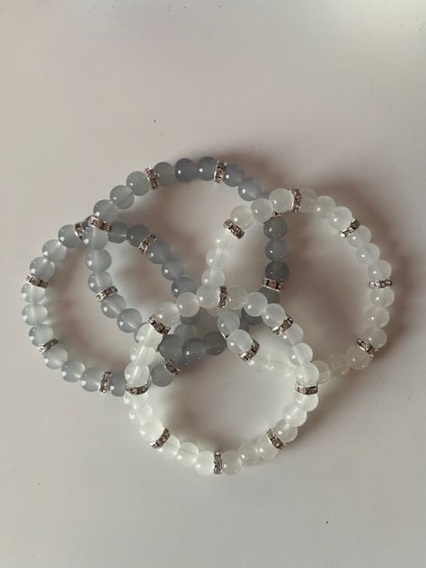 Crystal Bracelet Ideas Aesthetic, Bracelet Patterns Beads Ideas, Cristal Bracelet Ideas, Glass Bead Designs, Beats Braslate, Pretty Bead Bracelets, Breclate Aesthetic, Cute Bracelet Ideas Glass Beads, Crystal Bracelets Ideas