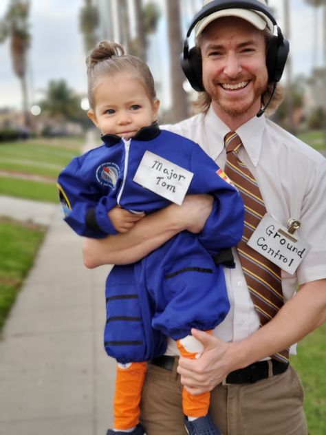 Astronaut family costume Nasa Family Costume, Family Space Costumes, Astronaut Family Costume, Space Family Costume, Astronaut Baby, Sibling Halloween Costumes, Space Costumes, Halloween Parejas, Astronaut Costume