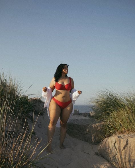 A red bikini moment ❤️ Comment SHOP below to receive a DM with the link to shop this post on my LTK ⬇ https://liketk.it/4LBaJ Baddie Swimsuit Outfits, Curvy Beach Poses, Curvy Poses Photography, Curvy Poses, Mexico Trip Outfits, Beach Outfits Aesthetic, Outfits Bikinis, Denise Mercedes, Backpacking Outfits