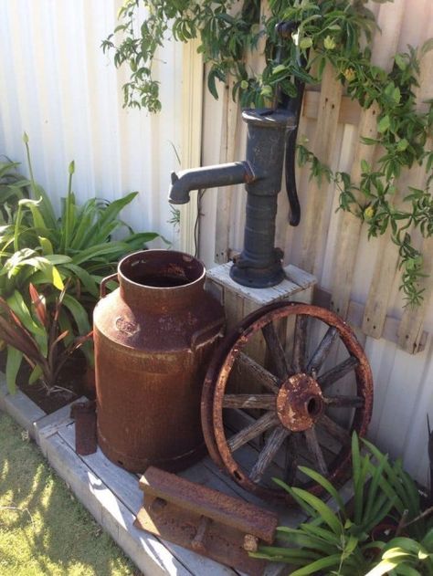 Old Water Pumps, Garden Junk, Vintage Garden Decor, Garden Yard Ideas, Front Yard Garden, Garden Fountains, Indoor Gardening, Diy Garden Projects, Rustic Garden Decor