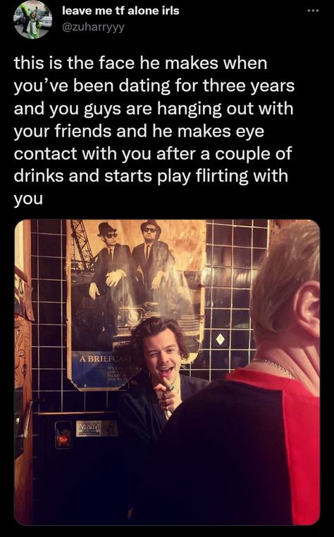 Harry Styles Do Tweet, Harry Styles Flirting, Harry Styles Eye Contact, Harry Styles Tweets, Harry Styles Dating, Harry Styles Eyes, Harry Styles Facts, Harry Styles Memes, Harry Styles Funny