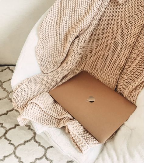 Macbook Air Rose Gold Aesthetic, Gold Macbook Air Aesthetic, Gold Macbook Air, Rose Gold Macbook Air, Rose Gold Macbook, Macbook Aesthetic, Apple Laptop Macbook, Rose Gold Aesthetic, Rose Gold Accessories