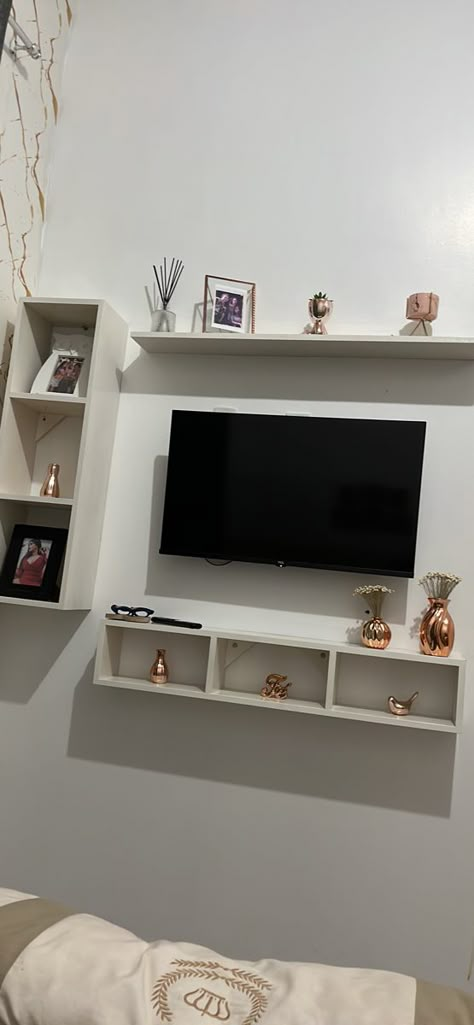 Small Tv Bedroom Ideas, Aesthetic Locker, Locker Decorations Ideas, Coffee Table Decor Fall, Tv Shelf Design, Fall Bedroom Aesthetic, Fall Office Decor, Fall Living Room Ideas, Fall Decor Living Room